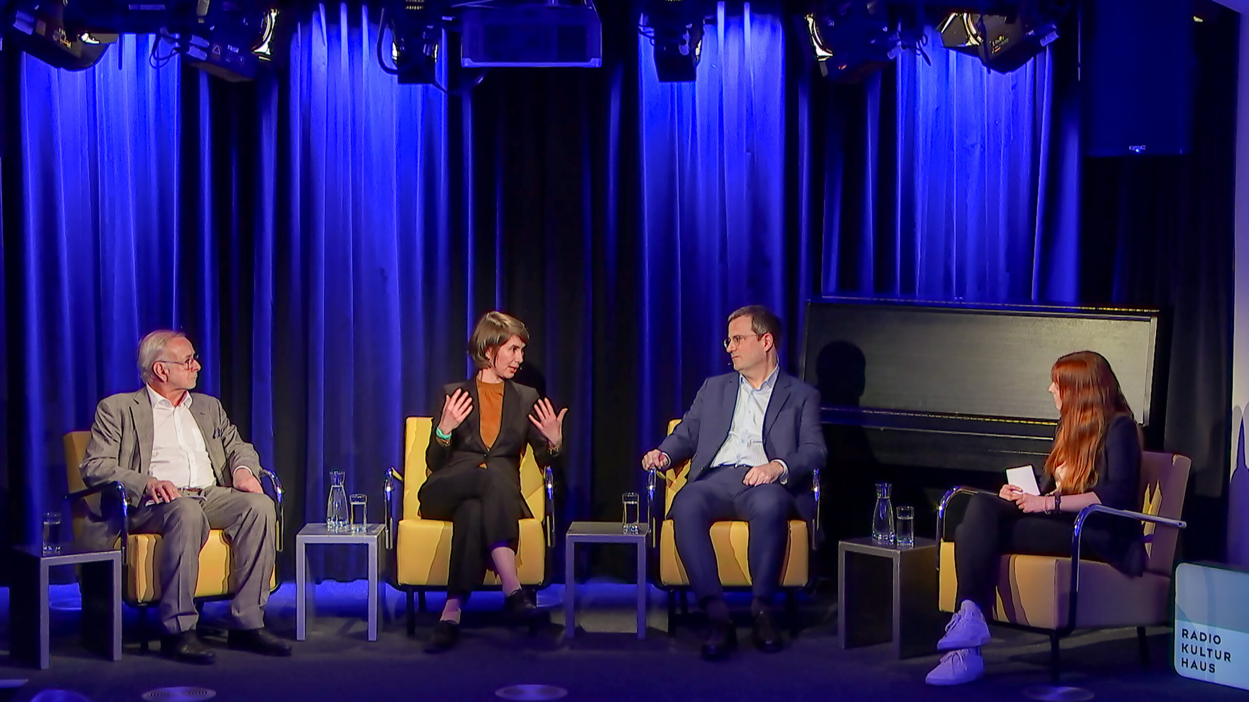 Foto vom Podium der ersten Expert*innen Runde am 22.01.2024 im Radio Kulturhauscafe zum Thema Medizingeschichte und Psychoanalyse von links nach rechts: Oliver Rathkolb, Daniela Finzi, Herwig Czech, Katharina Gruber