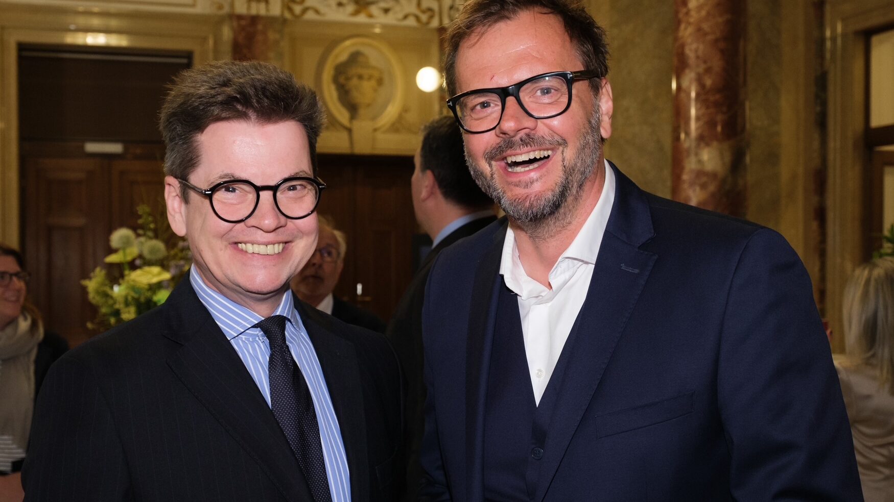 ORF-Topos-Dokumentation „Plötzlich International – Österreich und die Alliierten“ im Haus der Industrie präsentiert - TV-Premiere am 20. Mai um 23.05 Uhr in ORF 2 und auf ORF ON im Rahmen des ORF-Schwerpunkts „80 Jahre Zweite Republik“ - In der ORF-Topos-Dokumentation „Plötzlich International – Österreich und die Alliierten“ von Gerald Heidegger erzählen im Rahmen des ORF-Schwerpunkts „80 Jahre Zweite Republik“ am Dienstag, dem 20. Mai 2025, um 23.05 Uhr in ORF 2 und auf ORF ON prominente Zeitzeuginnen und Zeitzeugen vom neuen Leben nach dem Kriegsende 1945. Ex-Bundeskanzler Franz Vranitzky, Journalistin Barbara Coudenhove-Kalergi, Tänzerin Susanne Kirnbauer-Bundy, der 2024 verstorbene Alt-ORF-Intendant Thaddäus Podgorski, Schauspielerin Erika Pluhar und Jazz-Experte Felix Dillmann zeichnen das Bild von einem Aufbruch und einem neuen internationalen Einfluss auf das Alltagsleben in Österreich, in dem gerade Radio und Kino das Tor zur Welt weit öffnen. Was heute einer jungen Generation YouTube beim Englischlernen ist, war für Altkanzler Vranitzky das Radio der Amerikaner.     Auf Einladung der Industriellenvereinigung und des ORF wurde der Film gestern, am Dienstag, dem 13. Mai, in Anwesenheit von IV-Generalsekretär Christoph Neumayer, Oliver Rathkolb, Leiter des Wiener Instituts für Kultur- und Zeitgeschichte (VICCA), und Gerald Heidegger, Ressortleiter Zeitgeschichte/Zeitgeschehen in der Hauptabteilung ORF Wissen, im Haus der Industrie präsentiert. - Im Bild: Christoph Neumayer, Gerald Heidegger. Foto: ORF/Hans Leitner. Veröffentlichung honorarfrei nur für redaktionelle Berichterstattung in Sendungszusammenhang und mit Copyrightangabe. Kontakt: foto@orf.at