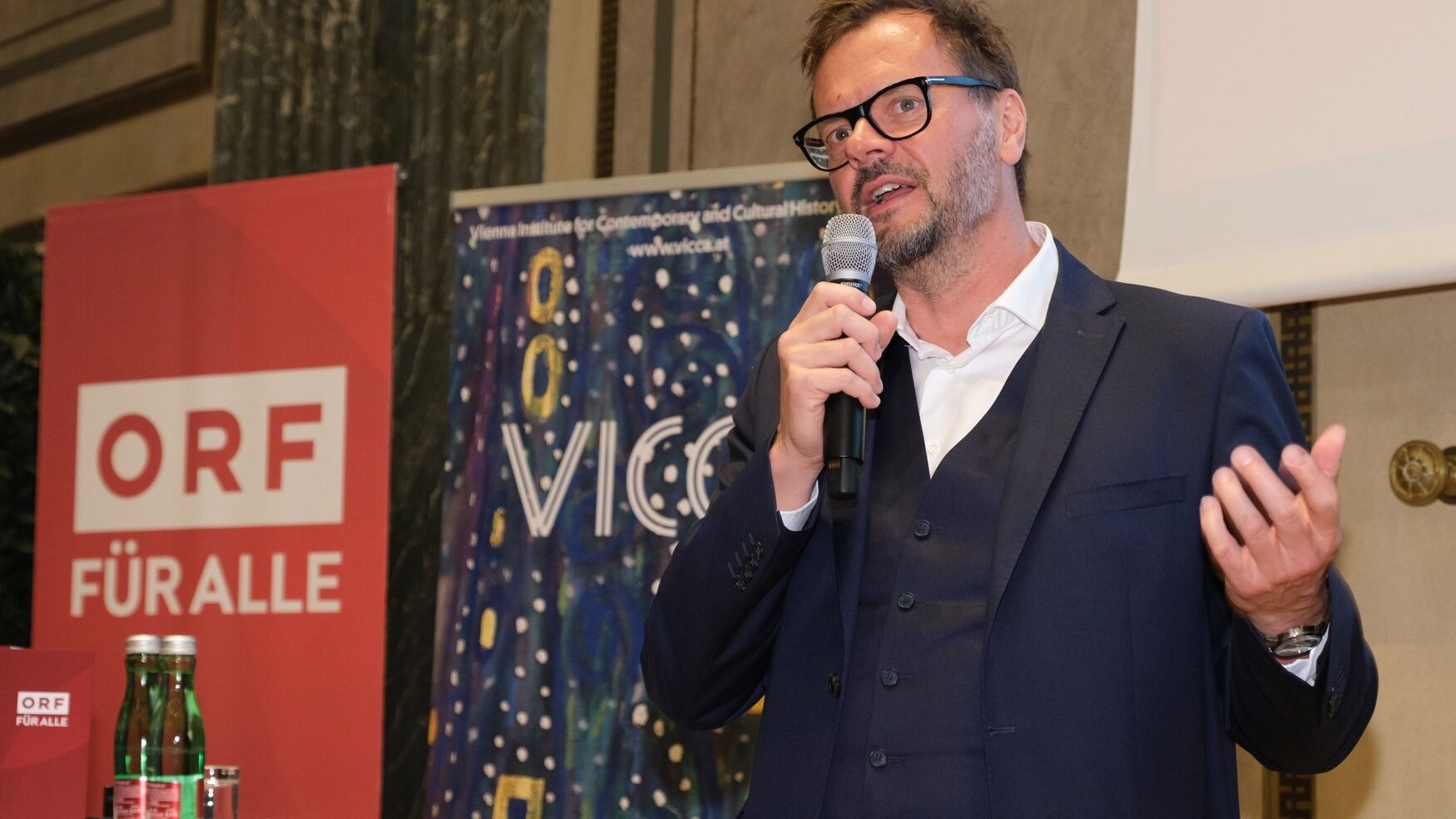 ORF-Topos-Dokumentation „Plötzlich International – Österreich und die Alliierten“ im Haus der Industrie präsentiert - TV-Premiere am 20. Mai um 23.05 Uhr in ORF 2 und auf ORF ON im Rahmen des ORF-Schwerpunkts „80 Jahre Zweite Republik“ - In der ORF-Topos-Dokumentation „Plötzlich International – Österreich und die Alliierten“ von Gerald Heidegger erzählen im Rahmen des ORF-Schwerpunkts „80 Jahre Zweite Republik“ am Dienstag, dem 20. Mai 2025, um 23.05 Uhr in ORF 2 und auf ORF ON prominente Zeitzeuginnen und Zeitzeugen vom neuen Leben nach dem Kriegsende 1945. Ex-Bundeskanzler Franz Vranitzky, Journalistin Barbara Coudenhove-Kalergi, Tänzerin Susanne Kirnbauer-Bundy, der 2024 verstorbene Alt-ORF-Intendant Thaddäus Podgorski, Schauspielerin Erika Pluhar und Jazz-Experte Felix Dillmann zeichnen das Bild von einem Aufbruch und einem neuen internationalen Einfluss auf das Alltagsleben in Österreich, in dem gerade Radio und Kino das Tor zur Welt weit öffnen. Was heute einer jungen Generation YouTube beim Englischlernen ist, war für Altkanzler Vranitzky das Radio der Amerikaner.     Auf Einladung der Industriellenvereinigung und des ORF wurde der Film gestern, am Dienstag, dem 13. Mai, in Anwesenheit von IV-Generalsekretär Christoph Neumayer, Oliver Rathkolb, Leiter des Wiener Instituts für Kultur- und Zeitgeschichte (VICCA), und Gerald Heidegger, Ressortleiter Zeitgeschichte/Zeitgeschehen in der Hauptabteilung ORF Wissen, im Haus der Industrie präsentiert. - Im Bild: Gerald Heidegger Foto: ORF/Hans Leitner. Veröffentlichung honorarfrei nur für redaktionelle Berichterstattung in Sendungszusammenhang und mit Copyrightangabe. Kontakt: foto@orf.at