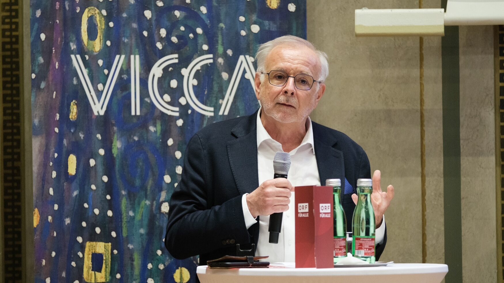 ORF-Topos-Dokumentation „Plötzlich International – Österreich und die Alliierten“ im Haus der Industrie präsentiert - TV-Premiere am 20. Mai um 23.05 Uhr in ORF 2 und auf ORF ON im Rahmen des ORF-Schwerpunkts „80 Jahre Zweite Republik“ - In der ORF-Topos-Dokumentation „Plötzlich International – Österreich und die Alliierten“ von Gerald Heidegger erzählen im Rahmen des ORF-Schwerpunkts „80 Jahre Zweite Republik“ am Dienstag, dem 20. Mai 2025, um 23.05 Uhr in ORF 2 und auf ORF ON prominente Zeitzeuginnen und Zeitzeugen vom neuen Leben nach dem Kriegsende 1945. Ex-Bundeskanzler Franz Vranitzky, Journalistin Barbara Coudenhove-Kalergi, Tänzerin Susanne Kirnbauer-Bundy, der 2024 verstorbene Alt-ORF-Intendant Thaddäus Podgorski, Schauspielerin Erika Pluhar und Jazz-Experte Felix Dillmann zeichnen das Bild von einem Aufbruch und einem neuen internationalen Einfluss auf das Alltagsleben in Österreich, in dem gerade Radio und Kino das Tor zur Welt weit öffnen. Was heute einer jungen Generation YouTube beim Englischlernen ist, war für Altkanzler Vranitzky das Radio der Amerikaner.     Auf Einladung der Industriellenvereinigung und des ORF wurde der Film gestern, am Dienstag, dem 13. Mai, in Anwesenheit von IV-Generalsekretär Christoph Neumayer, Oliver Rathkolb, Leiter des Wiener Instituts für Kultur- und Zeitgeschichte (VICCA), und Gerald Heidegger, Ressortleiter Zeitgeschichte/Zeitgeschehen in der Hauptabteilung ORF Wissen, im Haus der Industrie präsentiert. - Im Bild: Zeithistoriker Oliver Rathkolb. Foto: ORF/Hans Leitner. Veröffentlichung honorarfrei nur für redaktionelle Berichterstattung in Sendungszusammenhang und mit Copyrightangabe. Kontakt: foto@orf.at