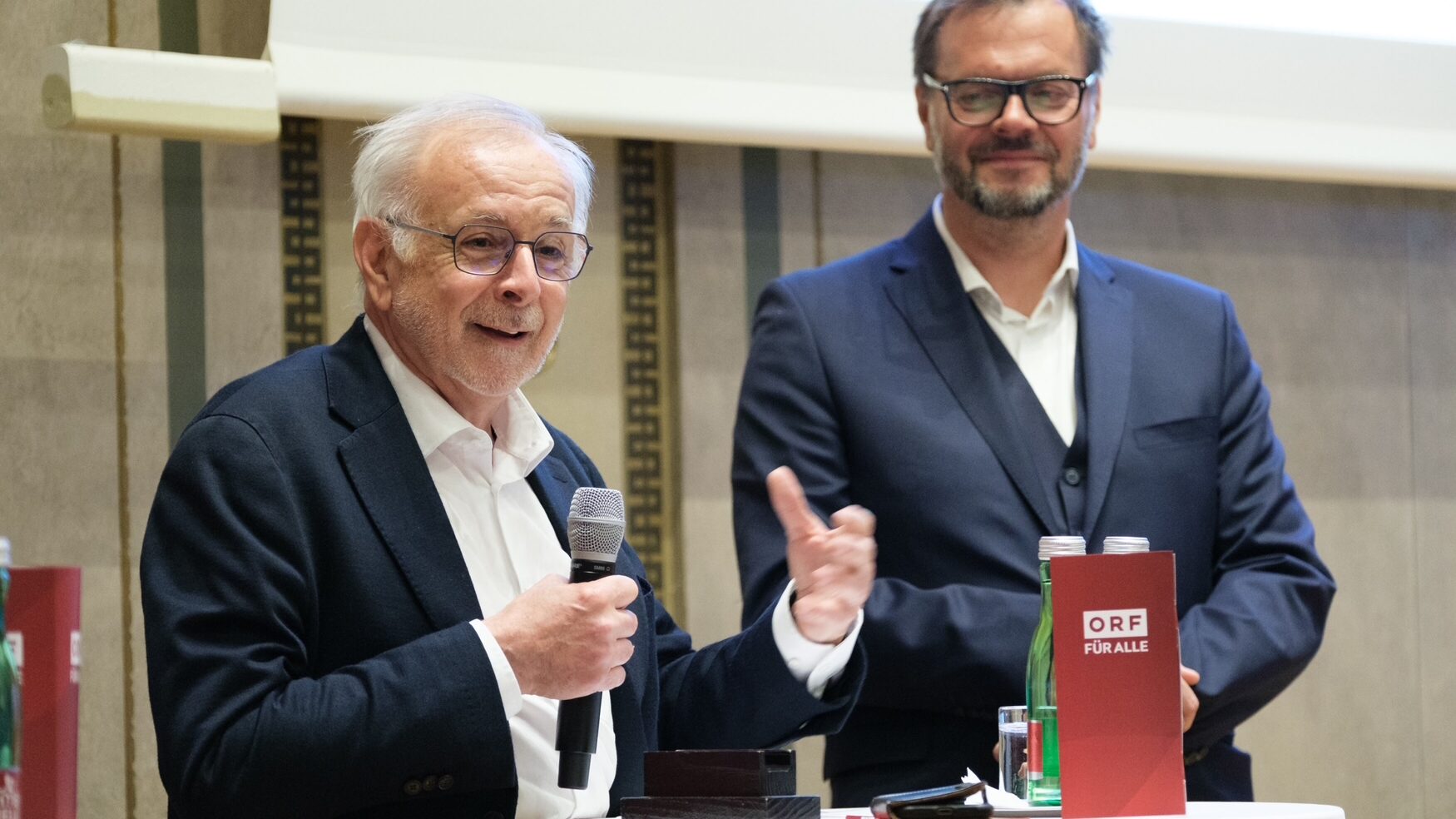 ORF-Topos-Dokumentation „Plötzlich International – Österreich und die Alliierten“ im Haus der Industrie präsentiert - TV-Premiere am 20. Mai um 23.05 Uhr in ORF 2 und auf ORF ON im Rahmen des ORF-Schwerpunkts „80 Jahre Zweite Republik“ - In der ORF-Topos-Dokumentation „Plötzlich International – Österreich und die Alliierten“ von Gerald Heidegger erzählen im Rahmen des ORF-Schwerpunkts „80 Jahre Zweite Republik“ am Dienstag, dem 20. Mai 2025, um 23.05 Uhr in ORF 2 und auf ORF ON prominente Zeitzeuginnen und Zeitzeugen vom neuen Leben nach dem Kriegsende 1945. Ex-Bundeskanzler Franz Vranitzky, Journalistin Barbara Coudenhove-Kalergi, Tänzerin Susanne Kirnbauer-Bundy, der 2024 verstorbene Alt-ORF-Intendant Thaddäus Podgorski, Schauspielerin Erika Pluhar und Jazz-Experte Felix Dillmann zeichnen das Bild von einem Aufbruch und einem neuen internationalen Einfluss auf das Alltagsleben in Österreich, in dem gerade Radio und Kino das Tor zur Welt weit öffnen. Was heute einer jungen Generation YouTube beim Englischlernen ist, war für Altkanzler Vranitzky das Radio der Amerikaner.     Auf Einladung der Industriellenvereinigung und des ORF wurde der Film gestern, am Dienstag, dem 13. Mai, in Anwesenheit von IV-Generalsekretär Christoph Neumayer, Oliver Rathkolb, Leiter des Wiener Instituts für Kultur- und Zeitgeschichte (VICCA), und Gerald Heidegger, Ressortleiter Zeitgeschichte/Zeitgeschehen in der Hauptabteilung ORF Wissen, im Haus der Industrie präsentiert. - Im Bild: Oliver Rathkolb, Gerald Heidegger. Foto: ORF/Hans Leitner. Veröffentlichung honorarfrei nur für redaktionelle Berichterstattung in Sendungszusammenhang und mit Copyrightangabe. Kontakt: foto@orf.at