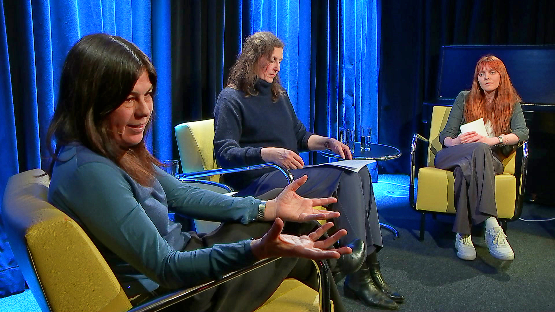 Abgebildet sind Katharina Prager und Andrea Winklbauer auf der Bühne des Radiokulturhaus Cafes